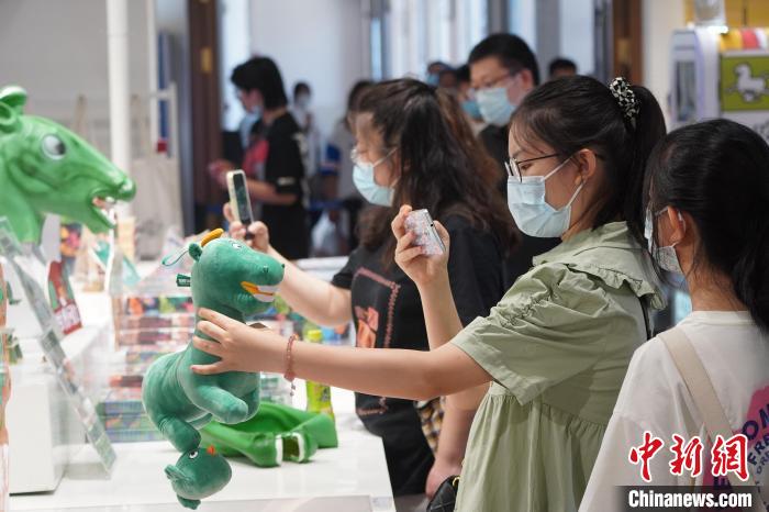 参观者用手机拍“铜奔马”文创毛绒玩具。 九美旦增 摄 参观者用手机拍“铜奔马”文创毛绒玩具。 九美旦增 摄