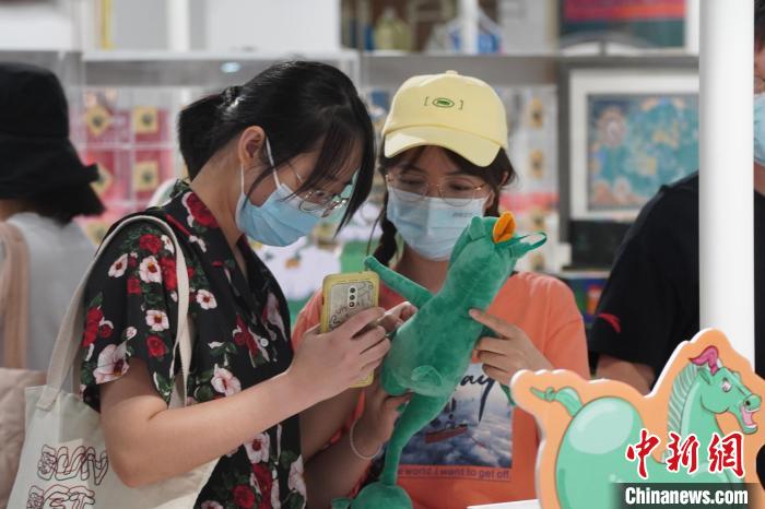 展出的“铜奔马”毛绒玩具吸引游客观赏。 九美旦增 摄 展出的“铜奔马”毛绒玩具吸引游客观赏。 九美旦增 摄