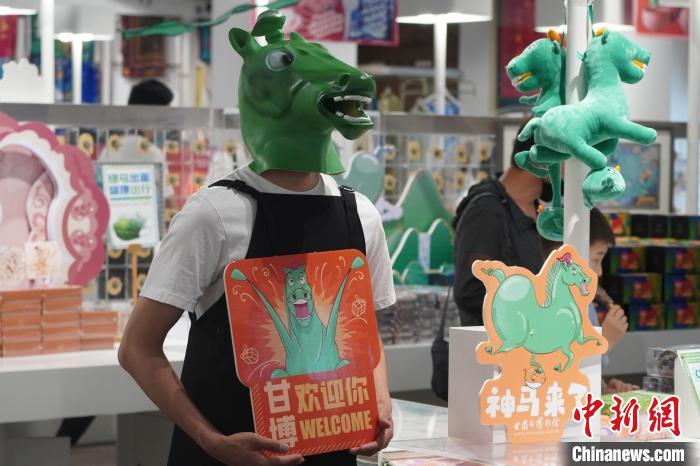 铜奔马,又名“马踏飞燕”、“马超龙雀”等,为东汉青铜器,国宝级文物,为甘肃省博物馆镇馆之宝。 九美旦增 摄 铜奔马,又名“马踏飞燕”、“马超龙雀”等,为东汉青铜器,国宝级文物,为甘肃省博物馆镇馆之宝。 九美旦增 摄