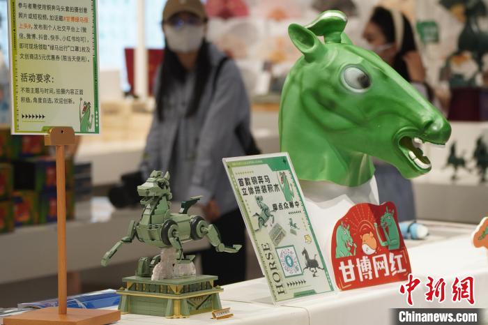 “铜奔马”毛绒玩具凭“丑”出圈走红,带动系列“铜奔马”文创产品销量增加。图为“铜奔马”立体瓶装积木。 九美旦增 摄 “铜奔马”毛绒玩具凭“丑”出圈走红,带动系列“铜奔马”文创产品销量增加。图为“铜奔马”立体瓶装积木。 九美旦增 摄