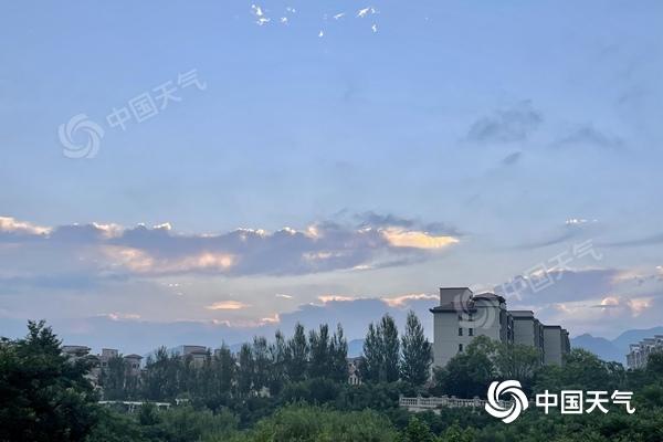 今晨，北京出现“金边云”。(图/中国天色网 王晓)