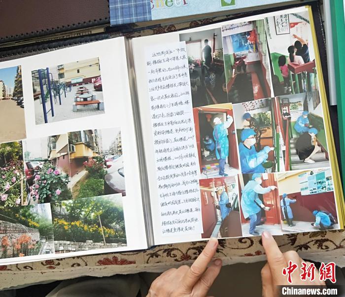 图为秦瑞英为照片配上文字说明，记录照片拍摄的时间、地址、内容。　陈雪 摄